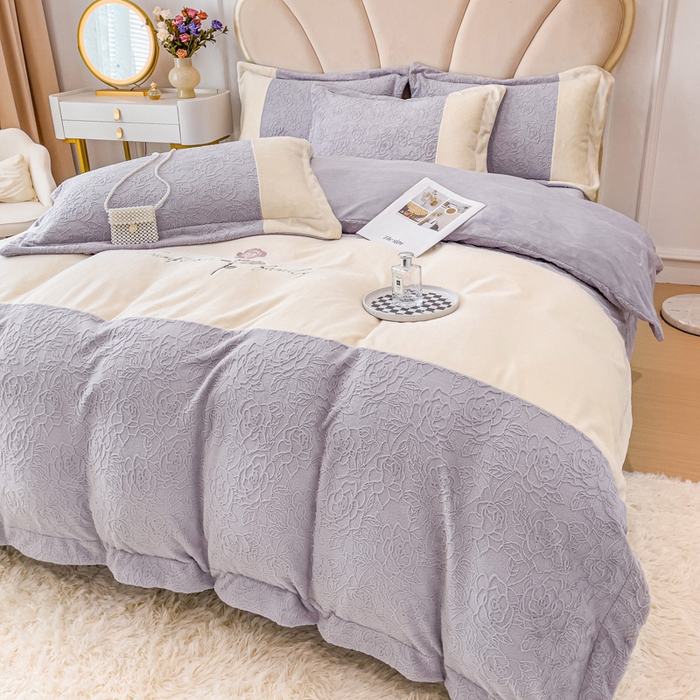 91家纺网 家纺一手货源 找家纺 宜家坊 2023新款A类牛奶绒雕花拼接刺绣款四件套-假日玫瑰 香芋紫