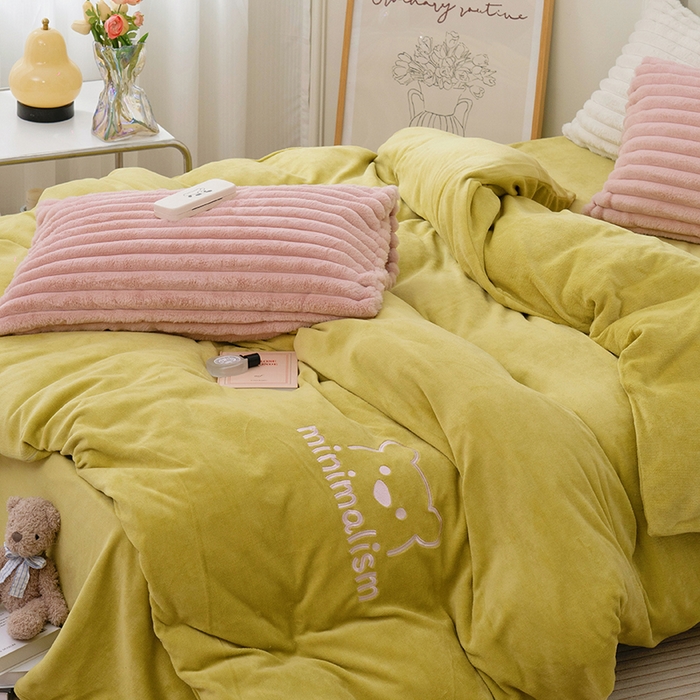 91家纺网 家纺一手货源 找家纺  2023新款兔毛绒双拼绣花四件套 乖乖熊-抹茶绿