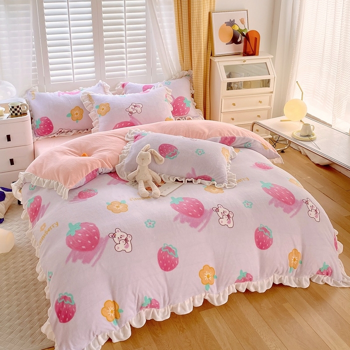 91家纺网 家纺一手货源 找家纺 宜家坊 2023新款直播韩版印花花边款牛奶绒四件套 草莓兔