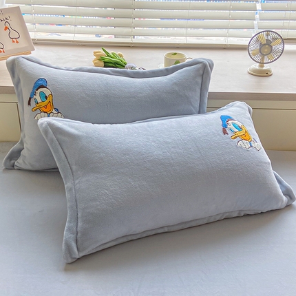 91家纺网 家纺一手货源 找家纺 （总）丽美人家纺 2023新款迪斯尼牛奶绒毛巾绣枕套系列