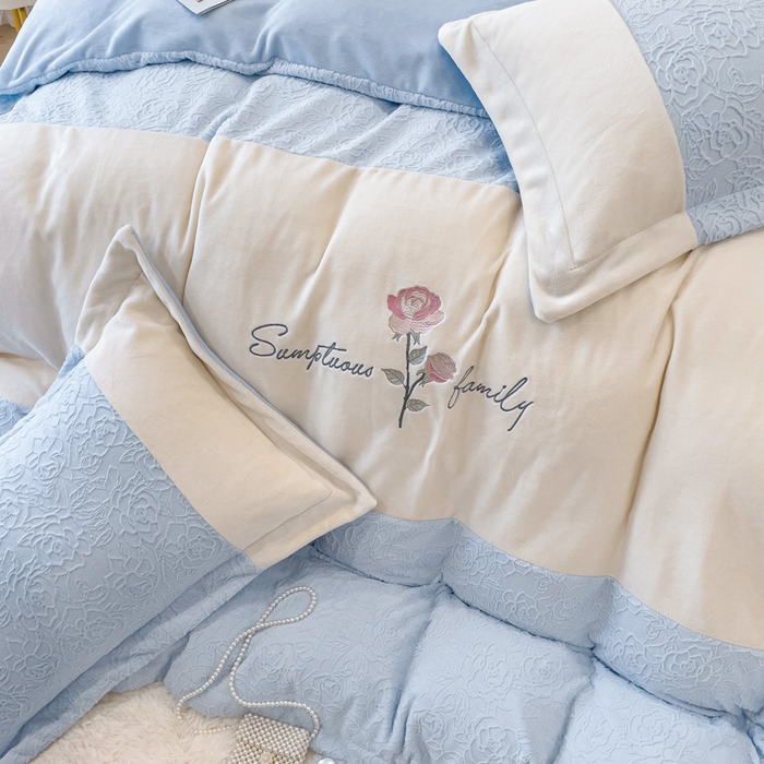 91家纺网 家纺一手货源 找家纺 宜家坊 2023新款A类牛奶绒雕花拼接刺绣款四件套-假日玫瑰 迷雾蓝