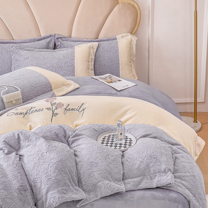 91家纺网 家纺一手货源 找家纺 宜家坊 2023新款A类牛奶绒雕花拼接刺绣款四件套-假日玫瑰 香芋紫