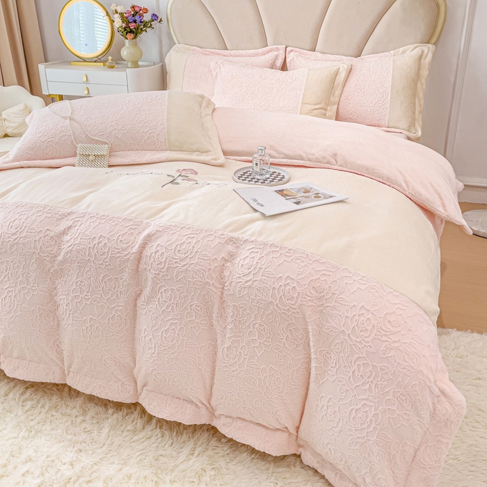 91家纺网 家纺一手货源 找家纺 宜家坊 2023新款A类牛奶绒雕花拼接刺绣款四件套-假日玫瑰 冰桃粉