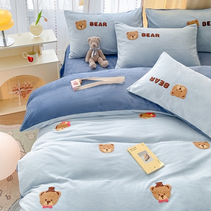 91家纺网 家纺一手货源 找家纺 如一 2023新款满版毛巾绣牛奶绒四件套 熊一家-蓝