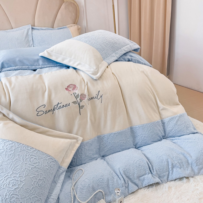 91家纺网 家纺一手货源 找家纺 宜家坊 2023新款A类牛奶绒雕花拼接刺绣款四件套-假日玫瑰 迷雾蓝