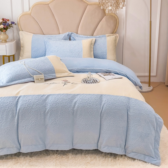 91家纺网 家纺一手货源 找家纺 宜家坊 2023新款A类牛奶绒雕花拼接刺绣款四件套-假日玫瑰 迷雾蓝