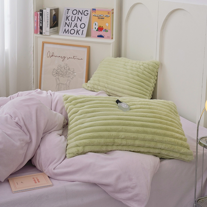 91家纺网 家纺一手货源 找家纺  2023新款兔毛绒双拼绣花四件套 乖乖熊-梦幻紫