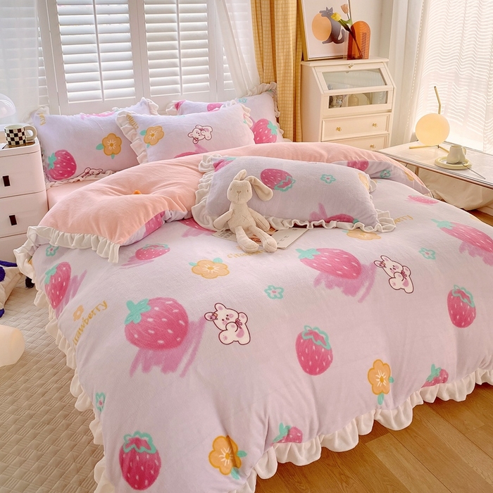 91家纺网 家纺一手货源 找家纺 宜家坊 2023新款直播韩版印花花边款牛奶绒四件套 草莓兔