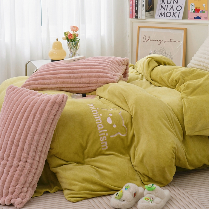 91家纺网 家纺一手货源 找家纺  2023新款兔毛绒双拼绣花四件套 乖乖熊-抹茶绿