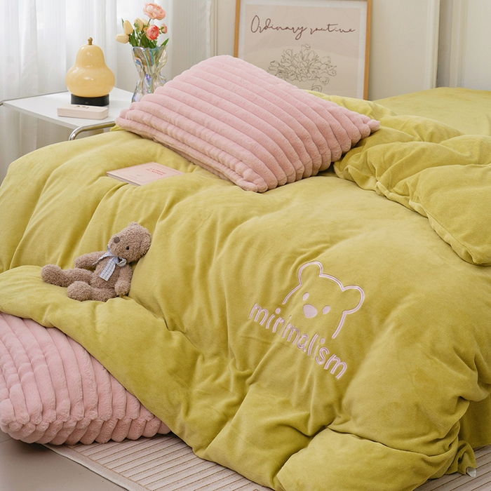 91家纺网 家纺一手货源 找家纺  2023新款兔毛绒双拼绣花四件套 乖乖熊-抹茶绿