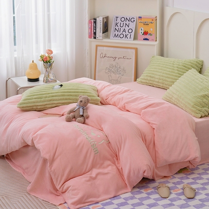 91家纺网 家纺一手货源 找家纺 （总）曼町 2023新款兔毛绒双拼绣花四件套