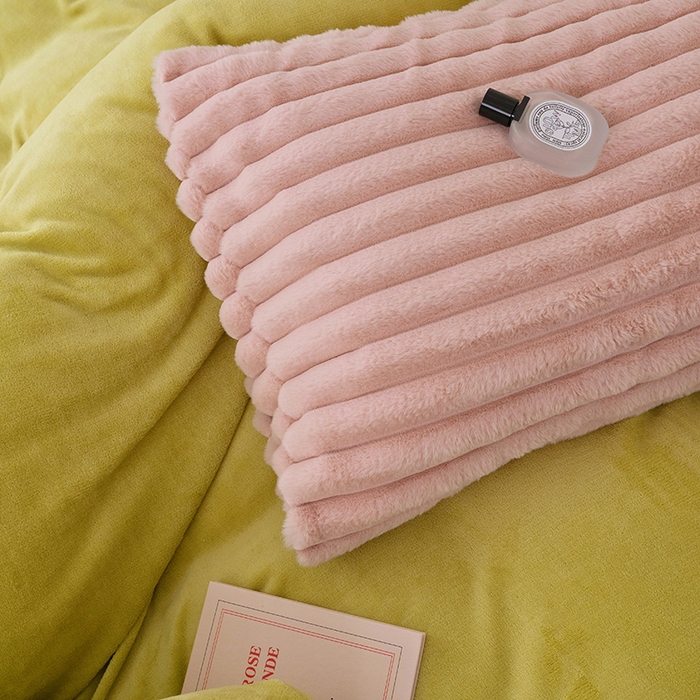 91家纺网 家纺一手货源 找家纺  2023新款兔毛绒双拼绣花四件套 乖乖熊-抹茶绿