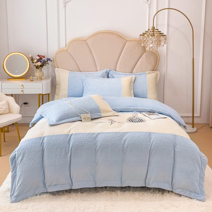 91家纺网 家纺一手货源 找家纺 宜家坊 2023新款A类牛奶绒雕花拼接刺绣款四件套-假日玫瑰 迷雾蓝