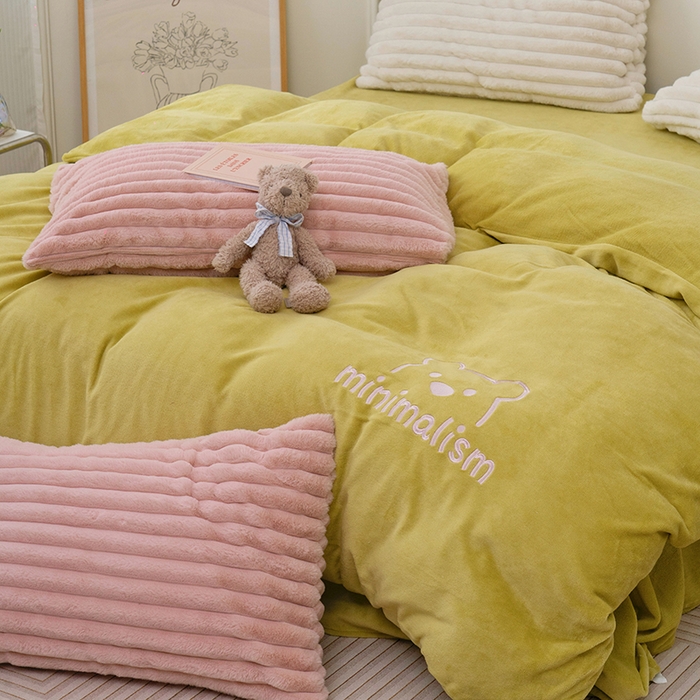 91家纺网 家纺一手货源 找家纺  2023新款兔毛绒双拼绣花四件套 乖乖熊-抹茶绿