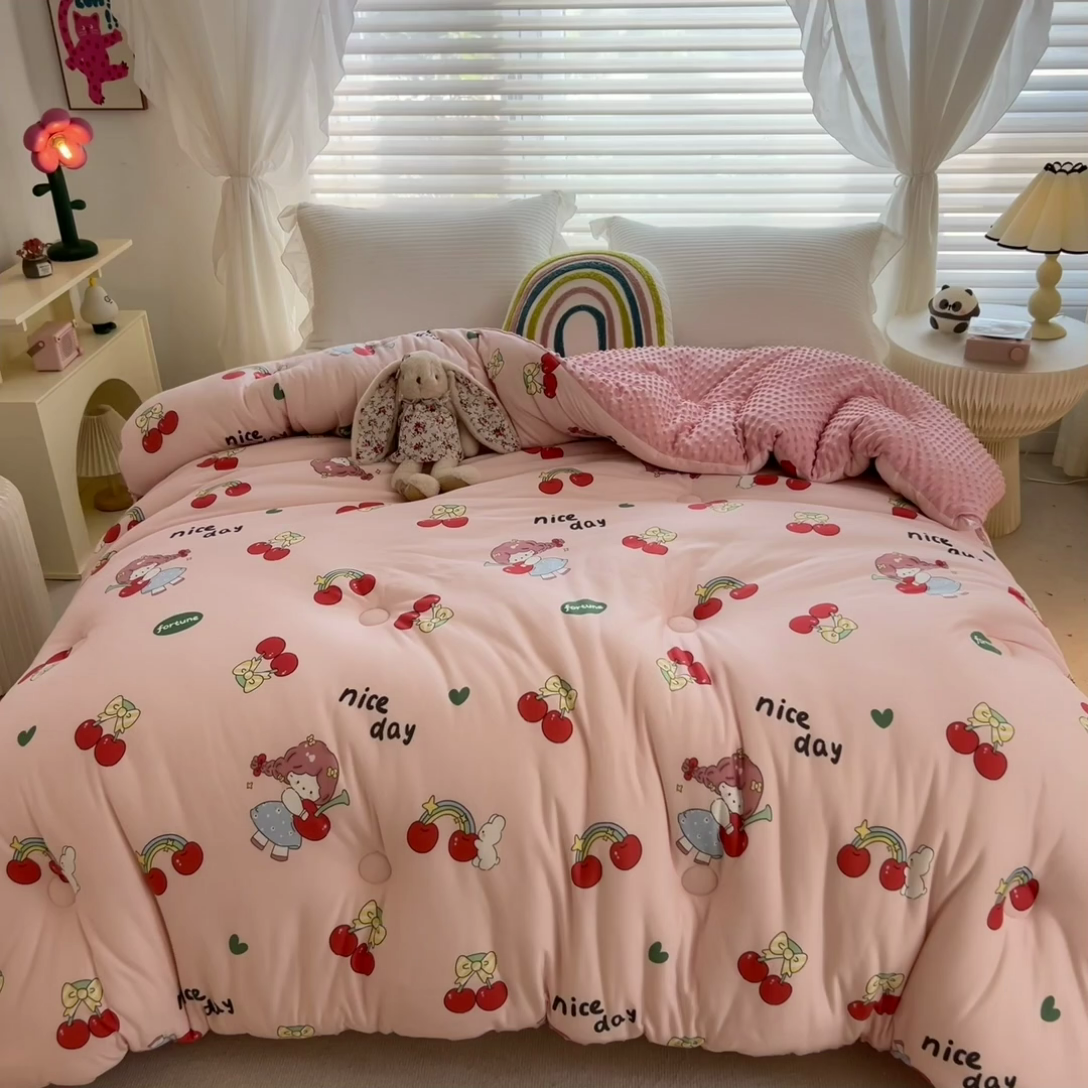 91家纺网 家纺一手货源 找家纺 米菲2023新款A类针织棉豆豆被冬被春秋被被芯被子 樱桃小丸子