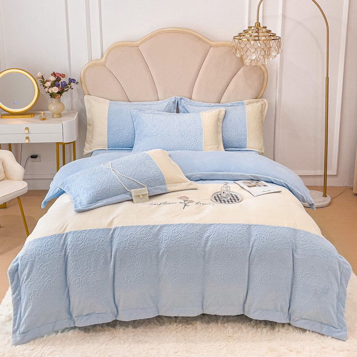 91家纺网 家纺一手货源 找家纺 宜家坊 2023新款A类牛奶绒雕花拼接刺绣款四件套-假日玫瑰 迷雾蓝