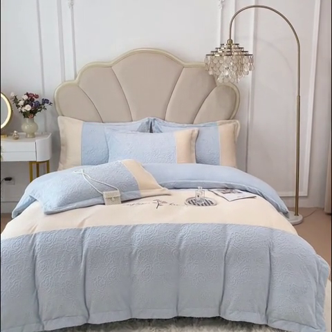 91家纺网 家纺一手货源 找家纺 宜家坊 2023新款A类牛奶绒雕花拼接刺绣款四件套-假日玫瑰 迷雾蓝