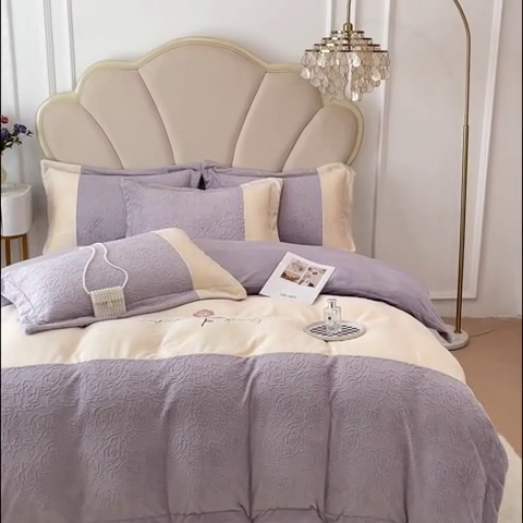 91家纺网 家纺一手货源 找家纺 宜家坊 2023新款A类牛奶绒雕花拼接刺绣款四件套-假日玫瑰 香芋紫