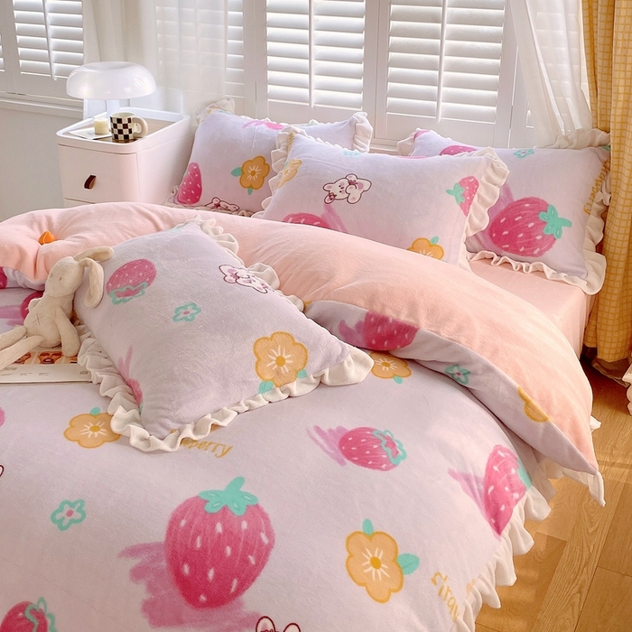 91家纺网 家纺一手货源 找家纺 宜家坊 2023新款直播韩版印花花边款牛奶绒四件套 草莓兔