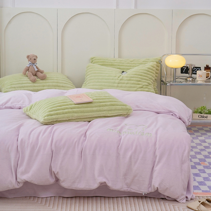 91家纺网 家纺一手货源 找家纺  2023新款兔毛绒双拼绣花四件套 乖乖熊-梦幻紫