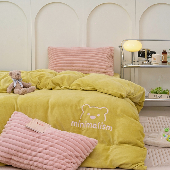 91家纺网 家纺一手货源 找家纺  2023新款兔毛绒双拼绣花四件套 乖乖熊-抹茶绿