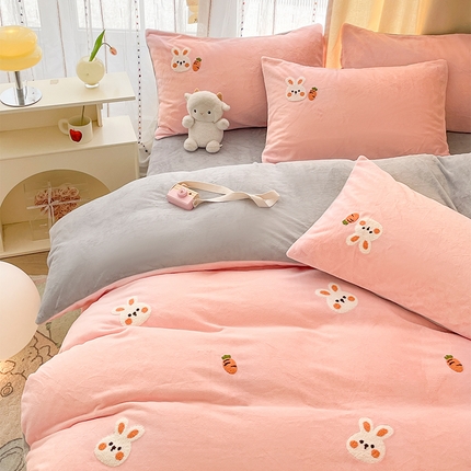 91家纺网 家纺一手货源 找家纺 如一 2023新款满版毛巾绣牛奶绒四件套 可爱兔-粉
