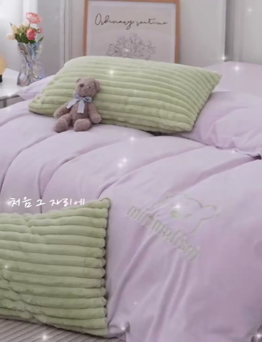 91家纺网 家纺一手货源 找家纺  2023新款兔毛绒双拼绣花四件套 乖乖熊-梦幻紫