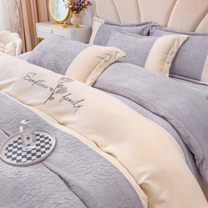 91家纺网 家纺一手货源 找家纺 宜家坊 2023新款A类牛奶绒雕花拼接刺绣款四件套-假日玫瑰 香芋紫