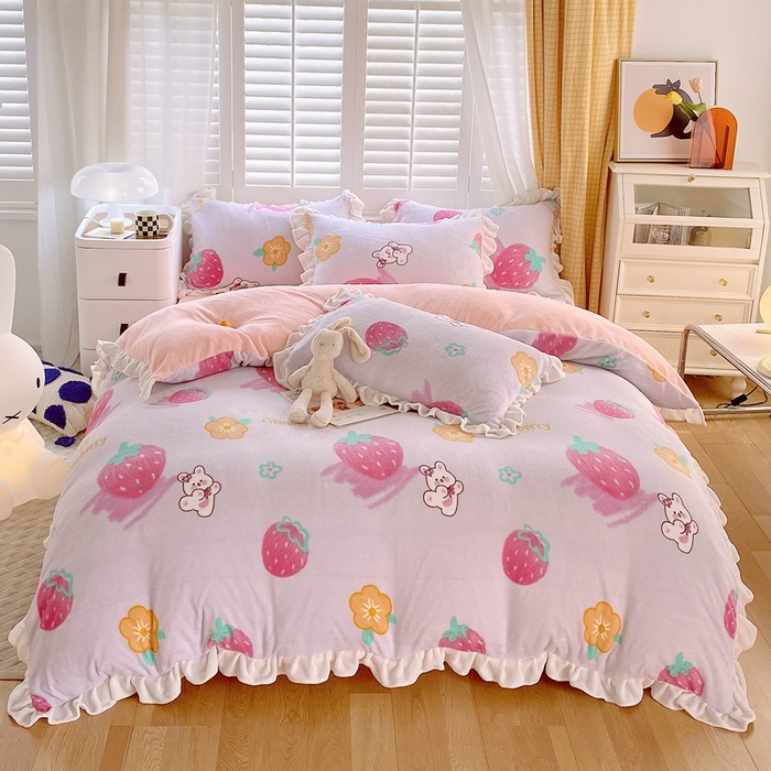 91家纺网 家纺一手货源 找家纺 宜家坊 2023新款直播韩版印花花边款牛奶绒四件套 草莓兔