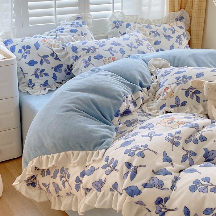 91家纺网 家纺一手货源 找家纺 宜家坊 2023新款直播韩版印花花边款牛奶绒四件套 萌萌熊