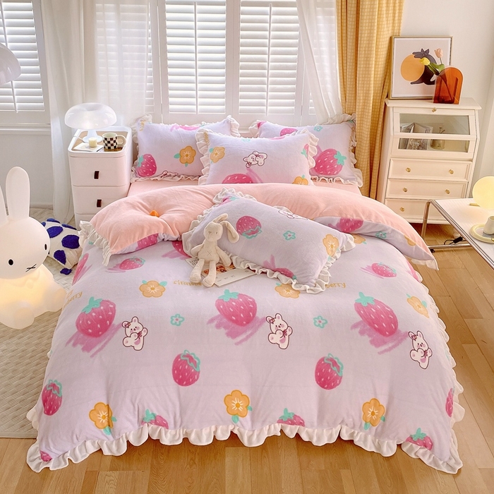 91家纺网 家纺一手货源 找家纺 宜家坊 2023新款直播韩版印花花边款牛奶绒四件套 草莓兔