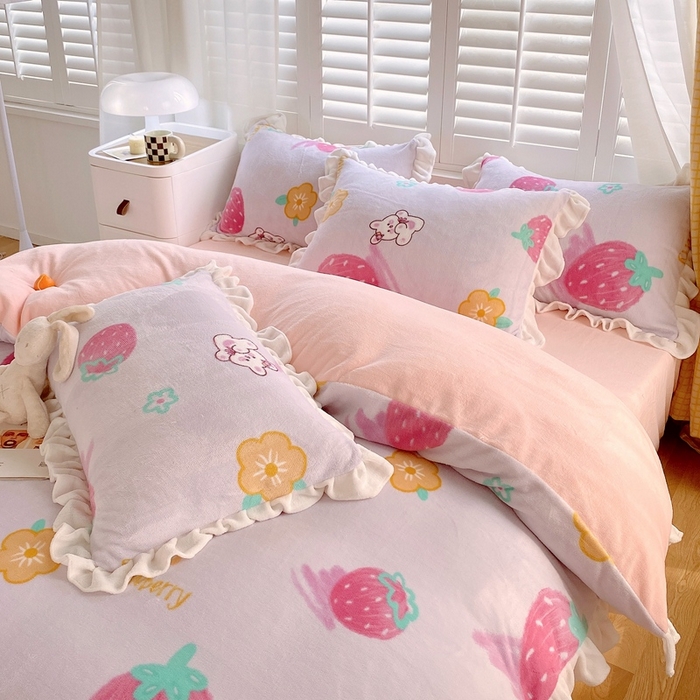 91家纺网 家纺一手货源 找家纺 宜家坊 2023新款直播韩版印花花边款牛奶绒四件套 草莓兔