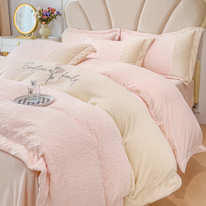 91家纺网 家纺一手货源 找家纺 宜家坊 2023新款A类牛奶绒雕花拼接刺绣款四件套-假日玫瑰 冰桃粉