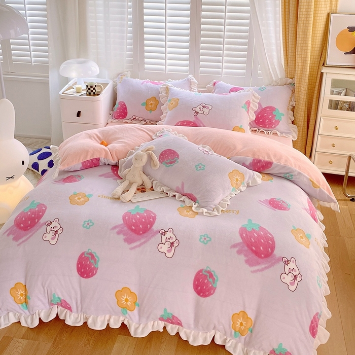 91家纺网 家纺一手货源 找家纺 宜家坊 2023新款直播韩版印花花边款牛奶绒四件套 草莓兔