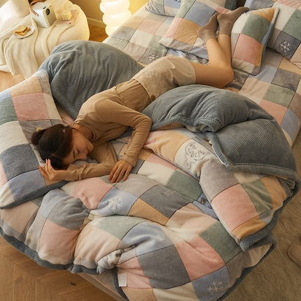 91家纺网 家纺一手货源 找家纺 21度C 2023新款雪花绒贝贝绒四件套 格子森林