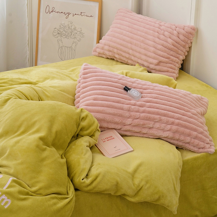 91家纺网 家纺一手货源 找家纺  2023新款兔毛绒双拼绣花四件套 乖乖熊-抹茶绿