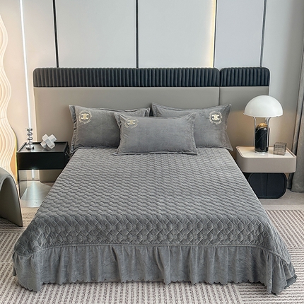 91家纺网 家纺一手货源 找家纺 羋多家纺 210g婴儿绒床盖三件套牛奶绒床裙刺绣四件套灰色