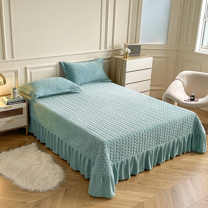 91家纺网 家纺一手货源 找家纺 金艾草 2023新款牛奶绒立体雕花夹棉床盖四件套 雕花绒-绿色