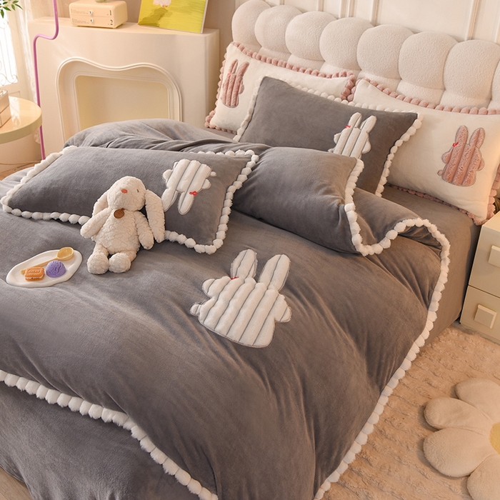 91家纺网 家纺一手货源 找家纺 艾米家居 2023新款秋冬牛奶绒刺绣花边四件套-幸运兔 灰色
