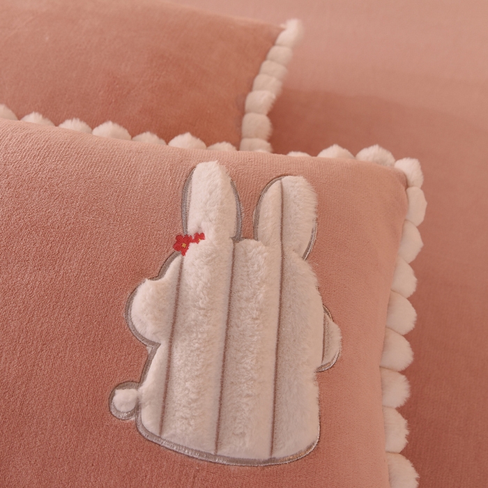 91家纺网 家纺一手货源 找家纺 艾米家居 2023新款秋冬牛奶绒刺绣花边四件套-幸运兔 豆沙