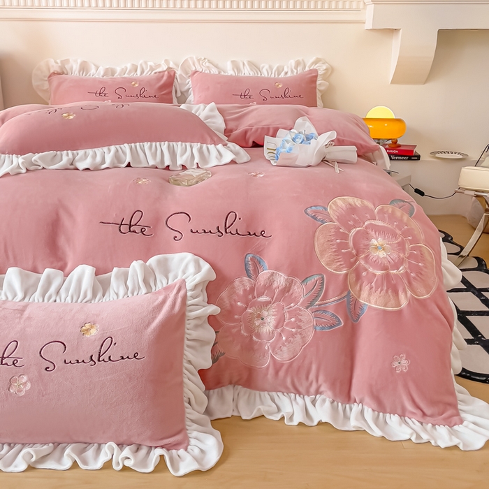 91家纺网 家纺一手货源 找家纺 凯美家居 2023新款牛奶绒刺绣四件套 浪漫花语 豆沙