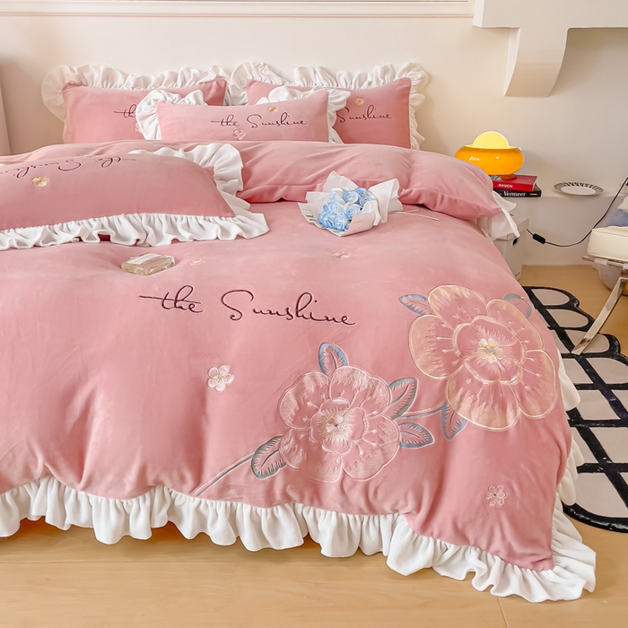 91家纺网 家纺一手货源 找家纺 凯美家居 2023新款牛奶绒刺绣四件套 浪漫花语 豆沙