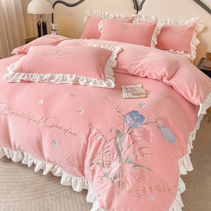 91家纺网 家纺一手货源 找家纺 凯美家居 2023新款牛奶绒刺绣四件套 温婉 粉玉