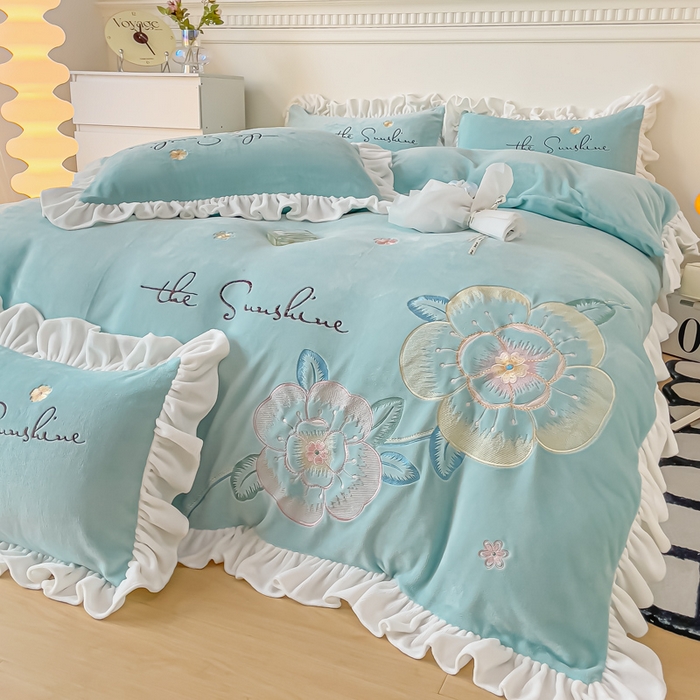 91家纺网 家纺一手货源 找家纺 凯美家居 2023新款牛奶绒刺绣四件套 浪漫花语 浅蓝