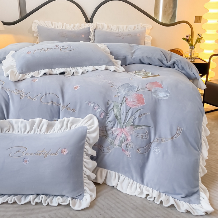 91家纺网 家纺一手货源 找家纺 凯美家居 2023新款牛奶绒刺绣四件套 温婉 灰蓝