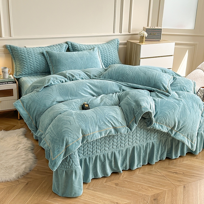 91家纺网 家纺一手货源 找家纺 金艾草 2023新款牛奶绒立体雕花夹棉床盖四件套 雕花绒-绿色