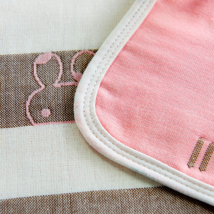 91家纺网 家纺一手货源 找家纺 朴尔 2023新款六层纱布全棉循环小花型枕巾 算数小兔粉枕巾