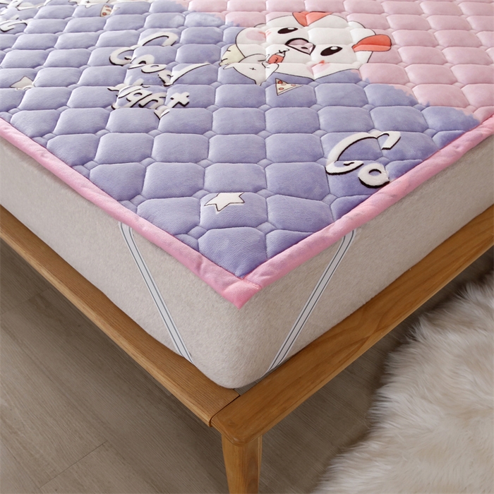 91家纺网 家纺一手货源 找家纺 东宇 2024年新款A类抗菌牛奶绒大床加厚床垫 晚安猪