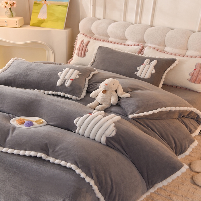 91家纺网 家纺一手货源 找家纺 艾米家居 2023新款秋冬牛奶绒刺绣花边四件套-幸运兔 灰色