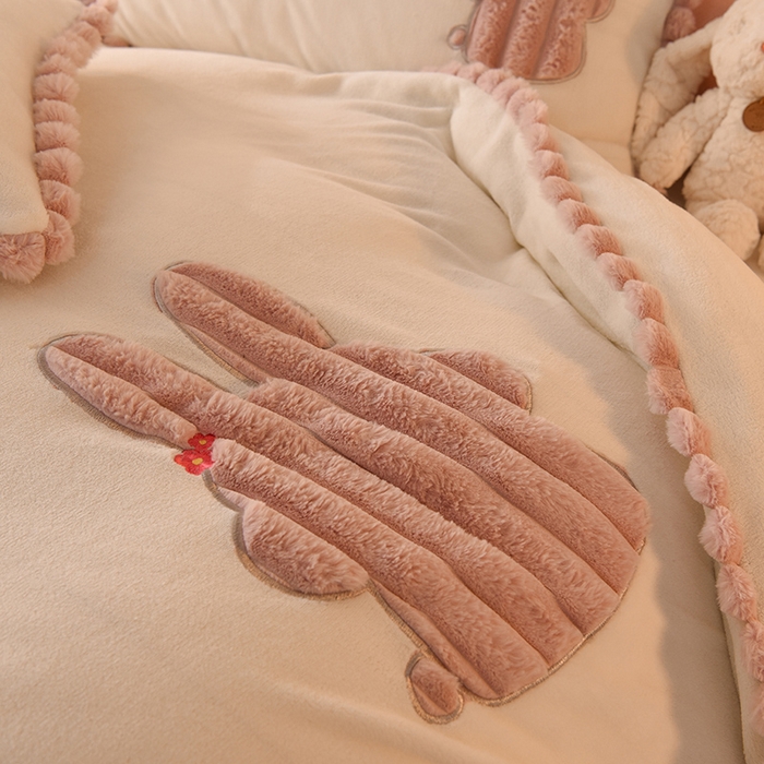 91家纺网 家纺一手货源 找家纺 艾米家居 2023新款秋冬牛奶绒刺绣花边四件套-幸运兔 白色